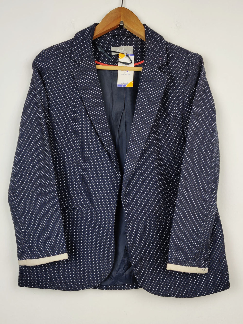 Buy online pre-used pre-loved 100% authentic & Original branded Wallis (BC-1296) available in Pakistan. Top international brands avilable.