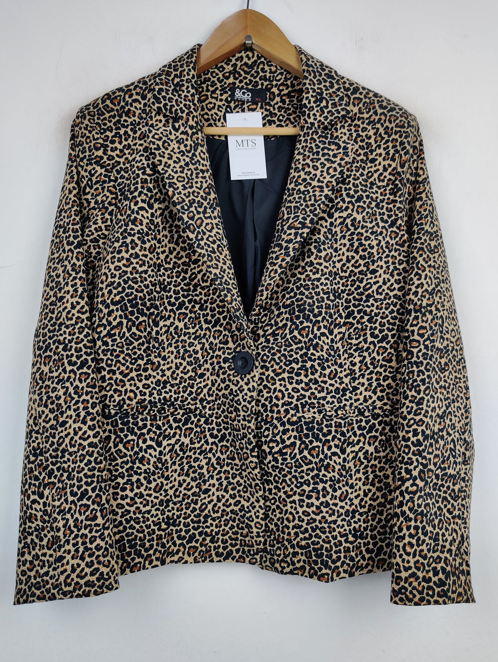 Buy online pre-used pre-loved 100% authentic & Original branded &Co (BC-1399) available in Pakistan. Top international brands avilable.