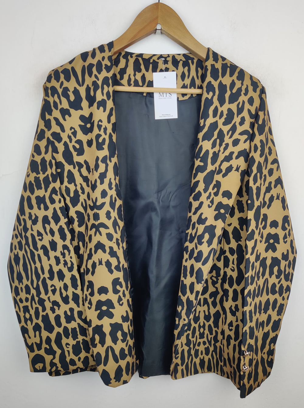 Buy online pre-used pre-loved 100% authentic & Original branded Unknown Brand (BC-1543) available in Pakistan. Top international brands avilable.