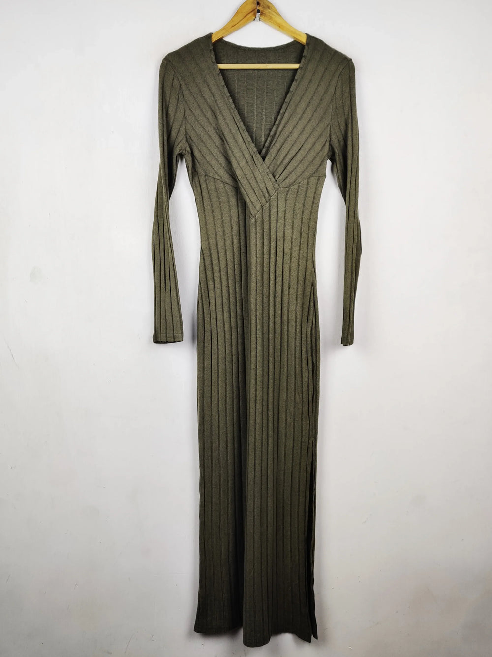 Buy online pre-used pre-loved 100% authentic & Original branded Unknown Brand (BD-1979) available in Pakistan. Top international brands avilable.
