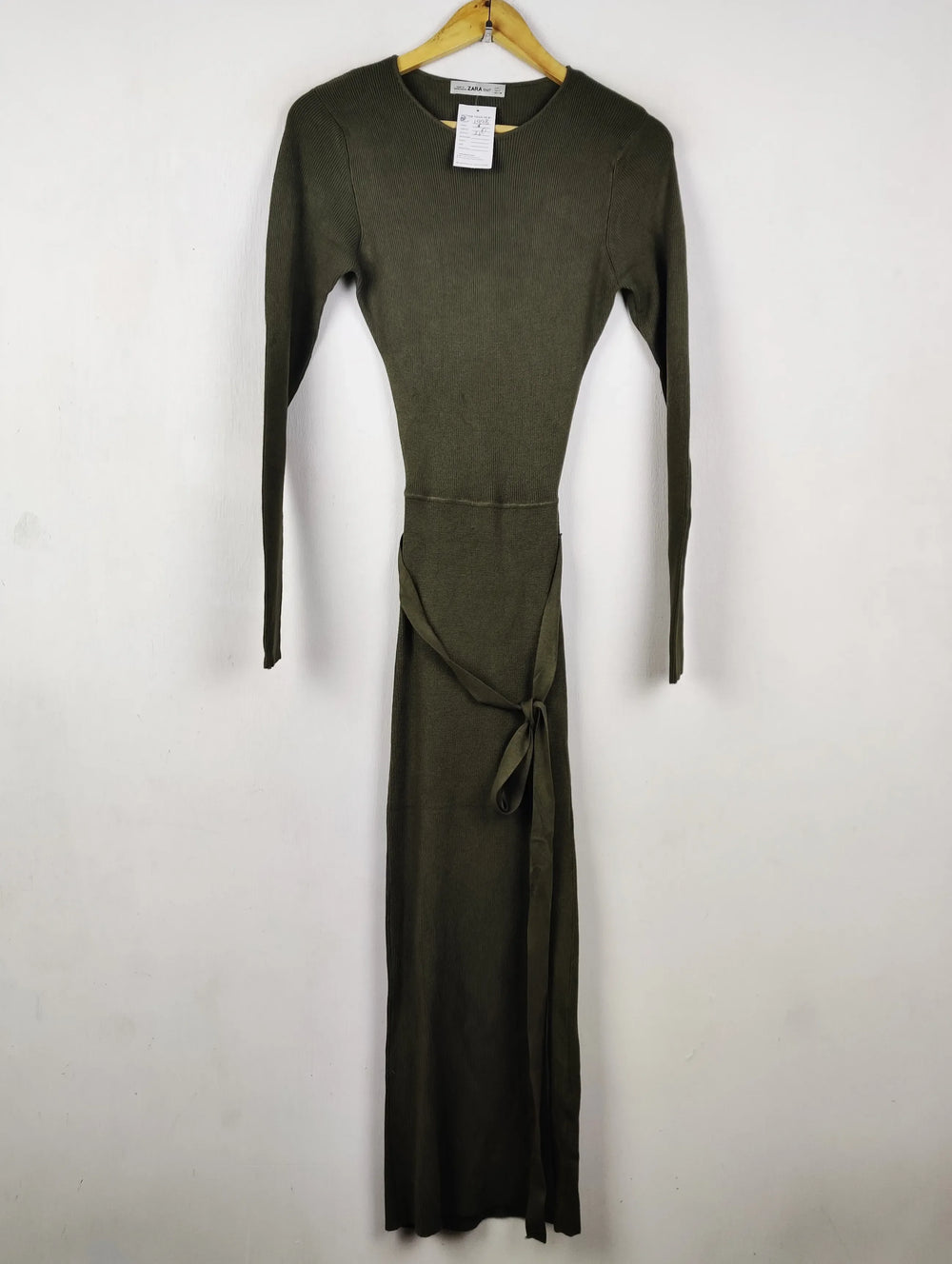 Buy online pre-used pre-loved 100% authentic & Original branded Zara (BD-1998) available in Pakistan. Top international brands avilable.