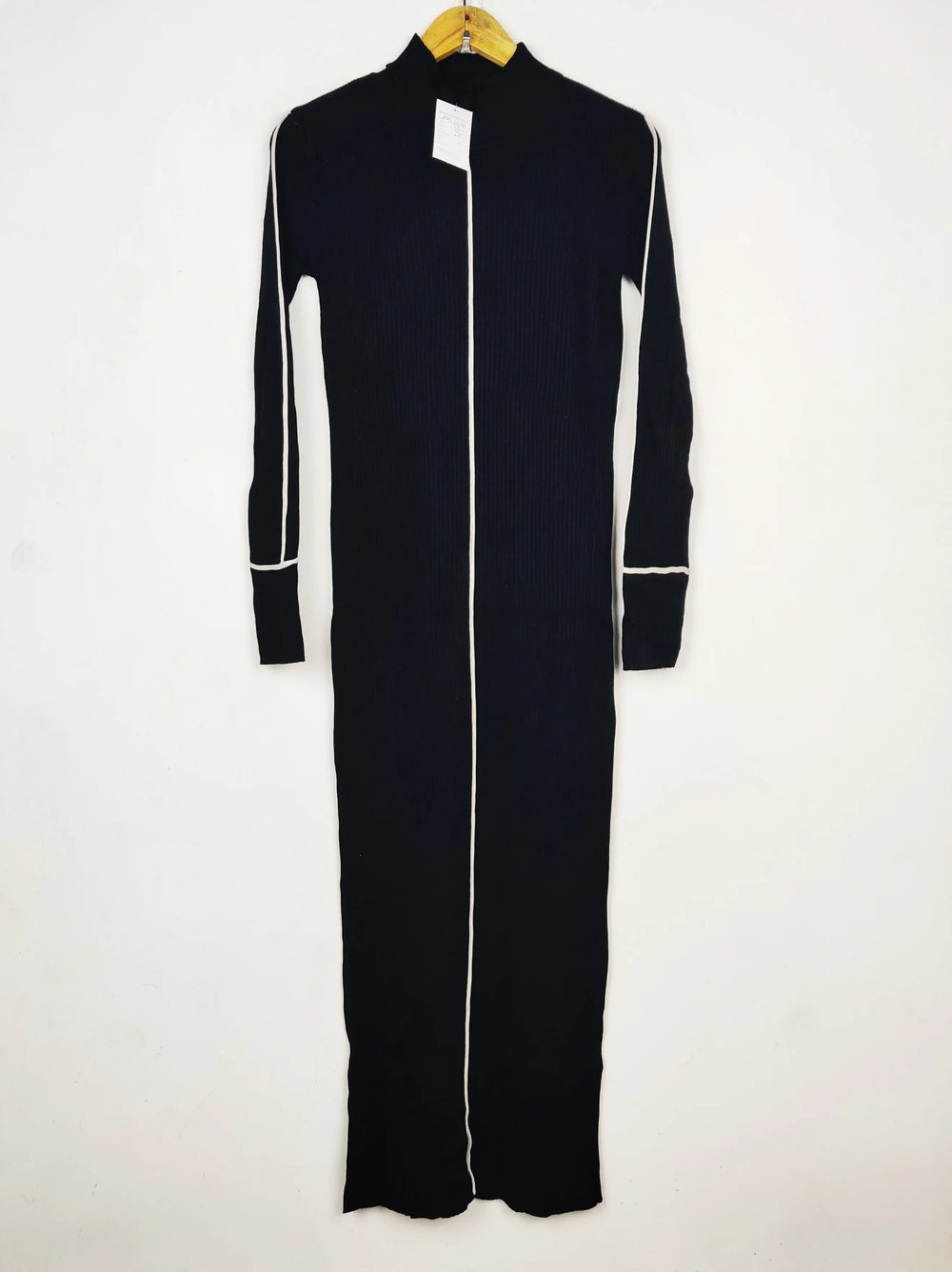 Buy online pre-used pre-loved 100% authentic & Original branded Zara (BD-2026) available in Pakistan. Top international brands avilable.
