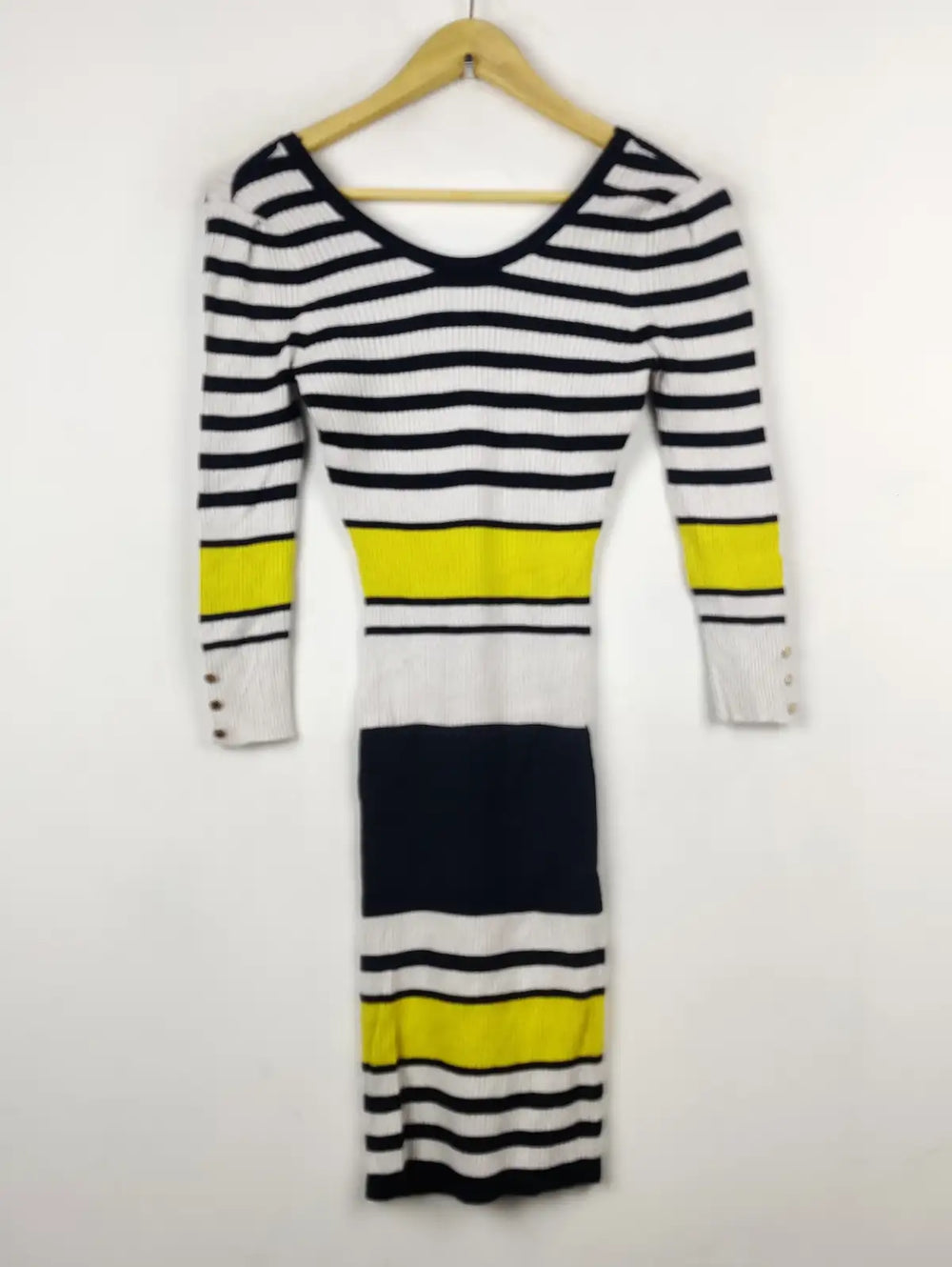 Buy online pre-used pre-loved 100% authentic & Original branded Unknown Brand (BD-323) available in Pakistan. Top international brands avilable.