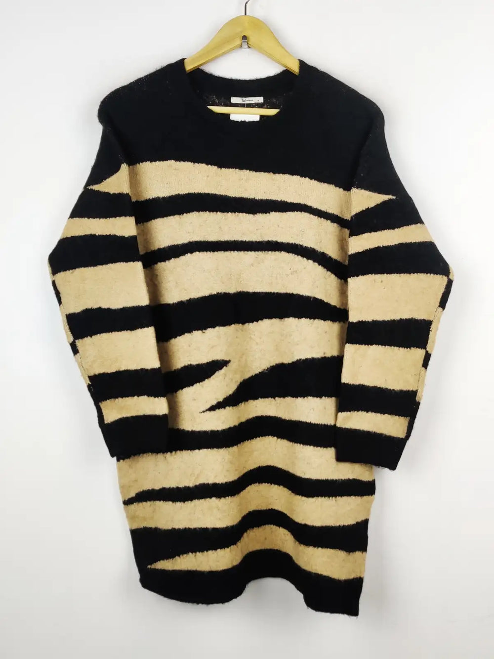 Buy online pre-used pre-loved 100% authentic & Original branded Tu (BD-426) available in Pakistan. Top international brands avilable.