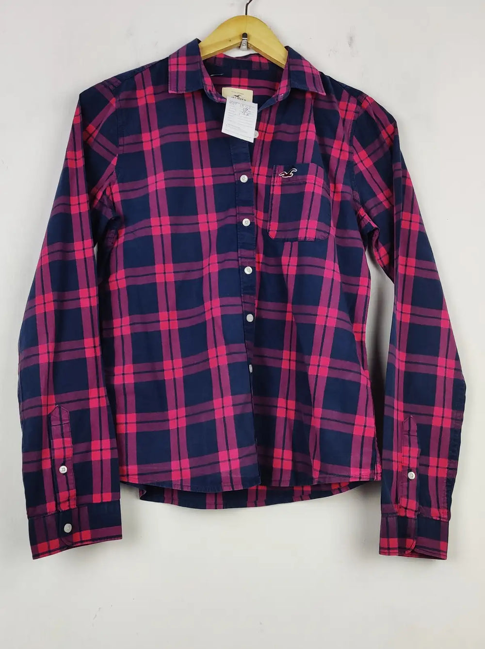 Buy online pre-used pre-loved 100% authentic & Original branded Hollister (BDT-1342) available in Pakistan. Top international brands avilable.