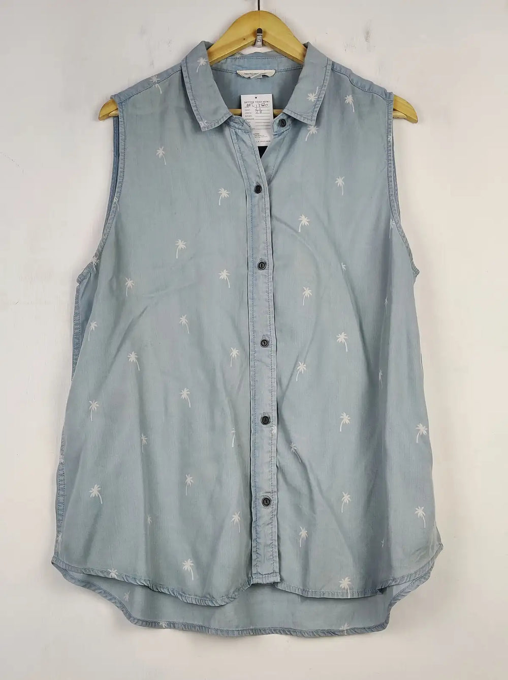 Buy online pre-used pre-loved 100% authentic & Original branded Beach Unchourge (BDT-1380) available in Pakistan. Top international brands avilable.