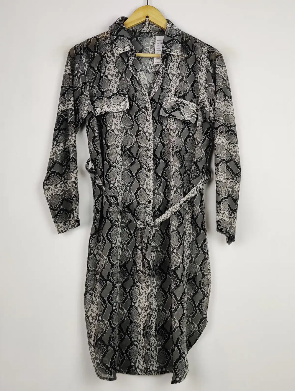 Buy online pre-used pre-loved 100% authentic & Original branded Unknown Brand (BDT-153) available in Pakistan. Top international brands avilable.