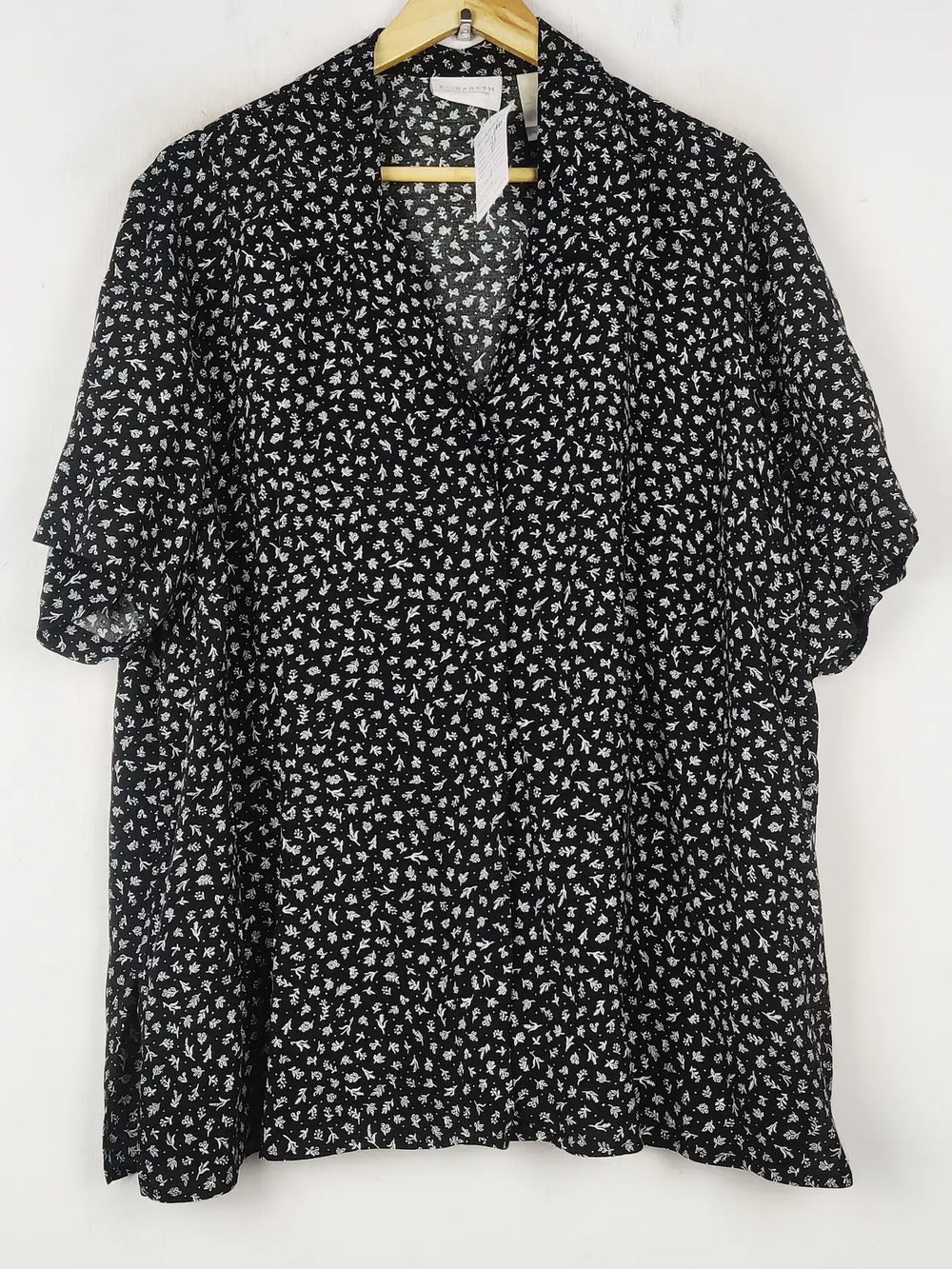 Buy online pre-used pre-loved 100% authentic & Original branded Liz Claiborne (BDT-2085) available in Pakistan. Top international brands avilable.