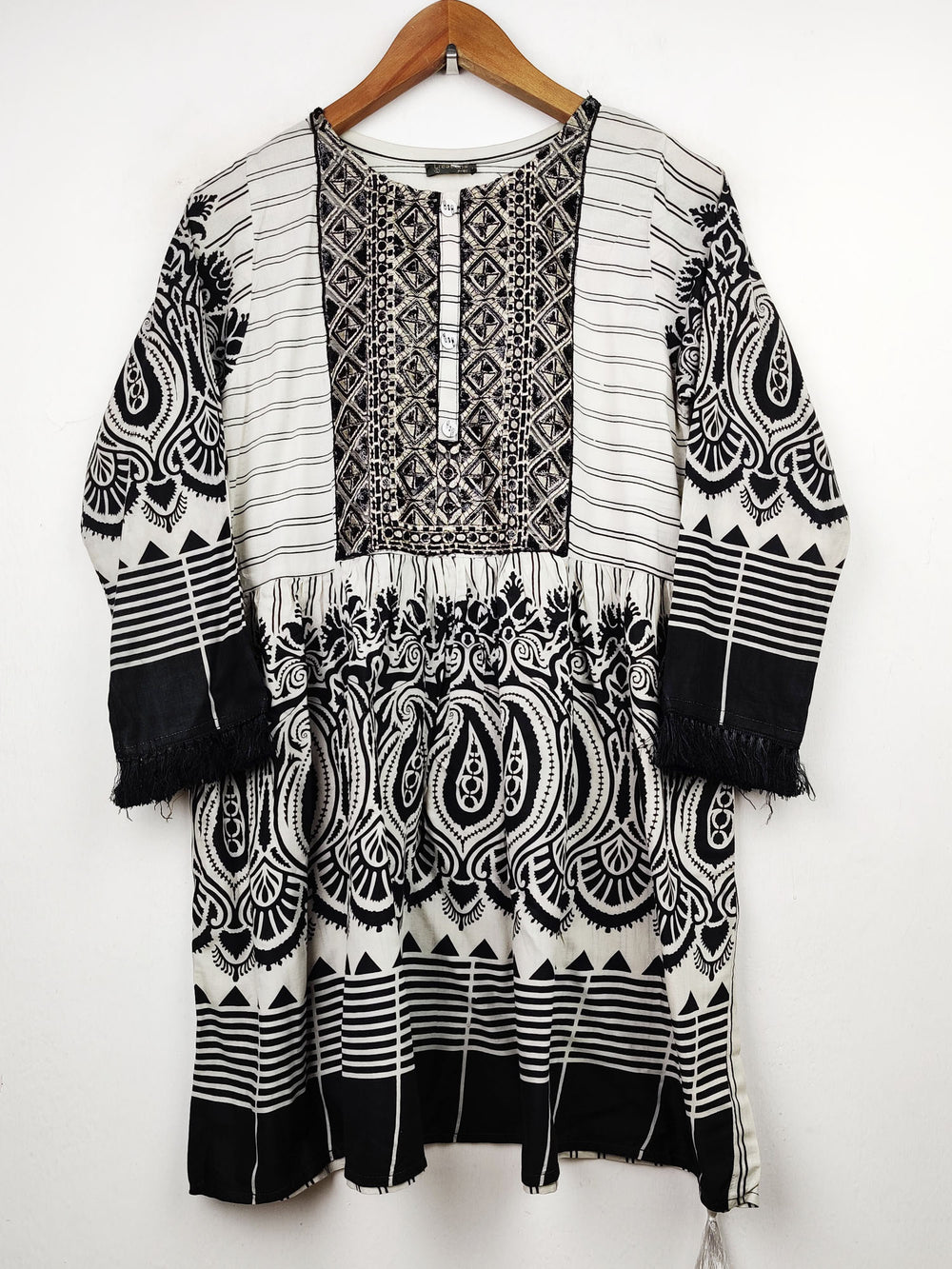 Buy online pre-used pre-loved 100% authentic & Original branded Creations (BK-1101) available in Pakistan. Top international brands avilable.