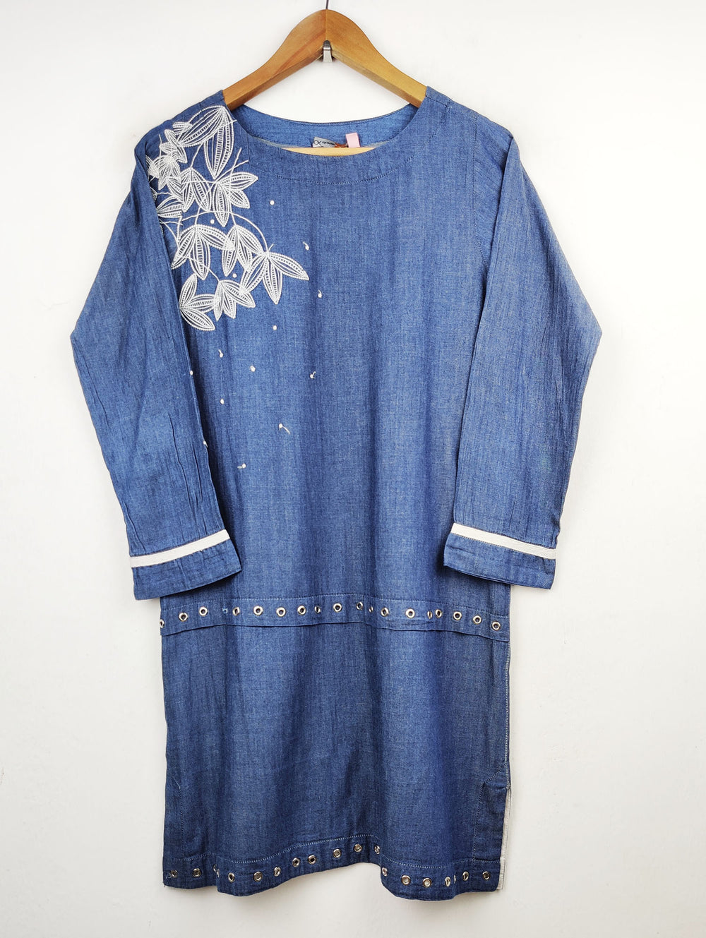 Buy online pre-used pre-loved 100% authentic & Original branded Alkaram Studio (BK-1109) available in Pakistan. Top international brands avilable.