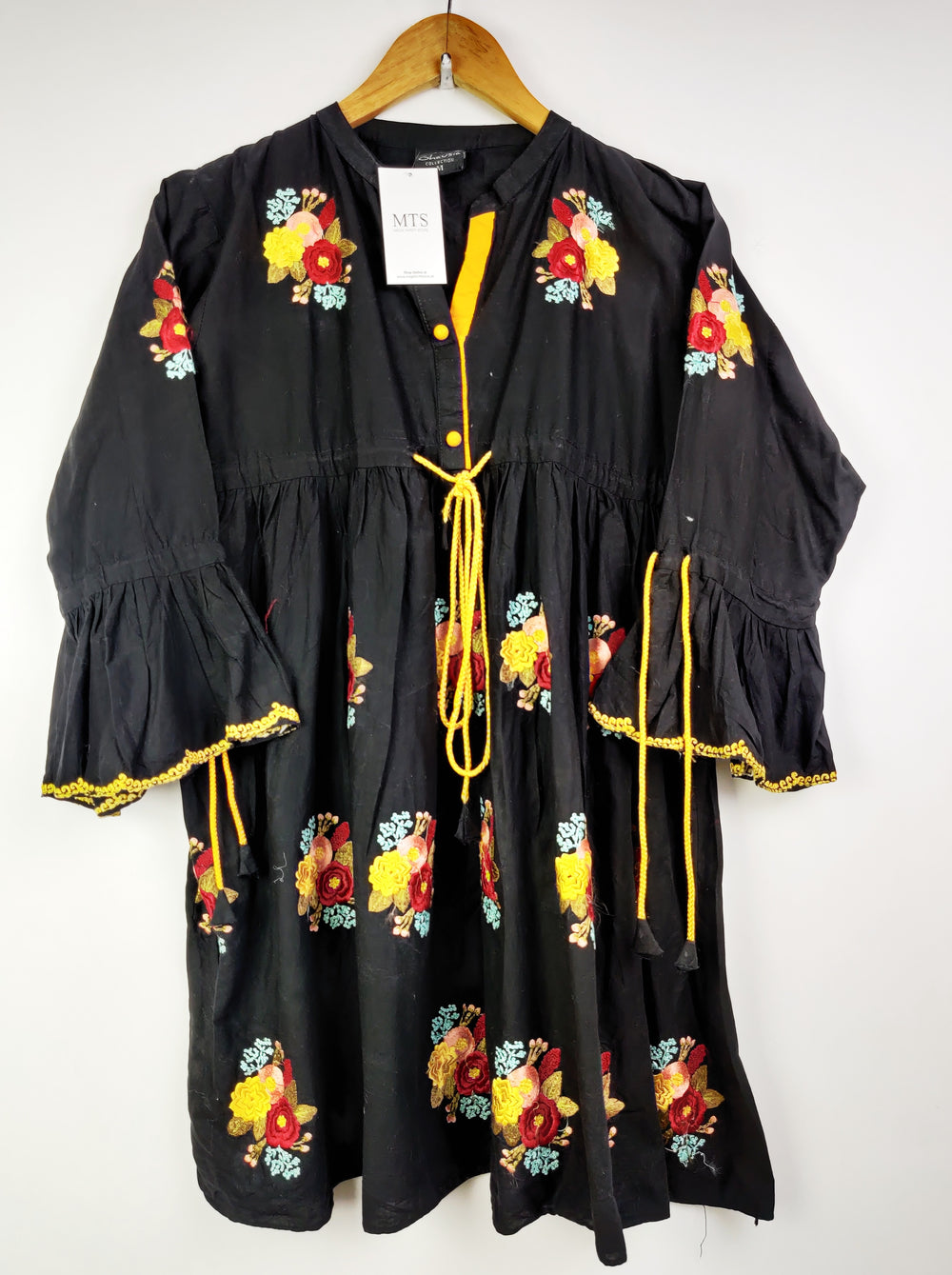 Buy online pre-used pre-loved 100% authentic & Original branded Ghausia Collection (BK-1284) available in Pakistan. Top international brands avilable.