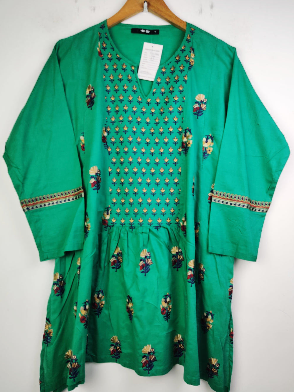 Buy online pre-used pre-loved 100% authentic & Original branded Khaadi (BK-1426) available in Pakistan. Top international brands avilable.