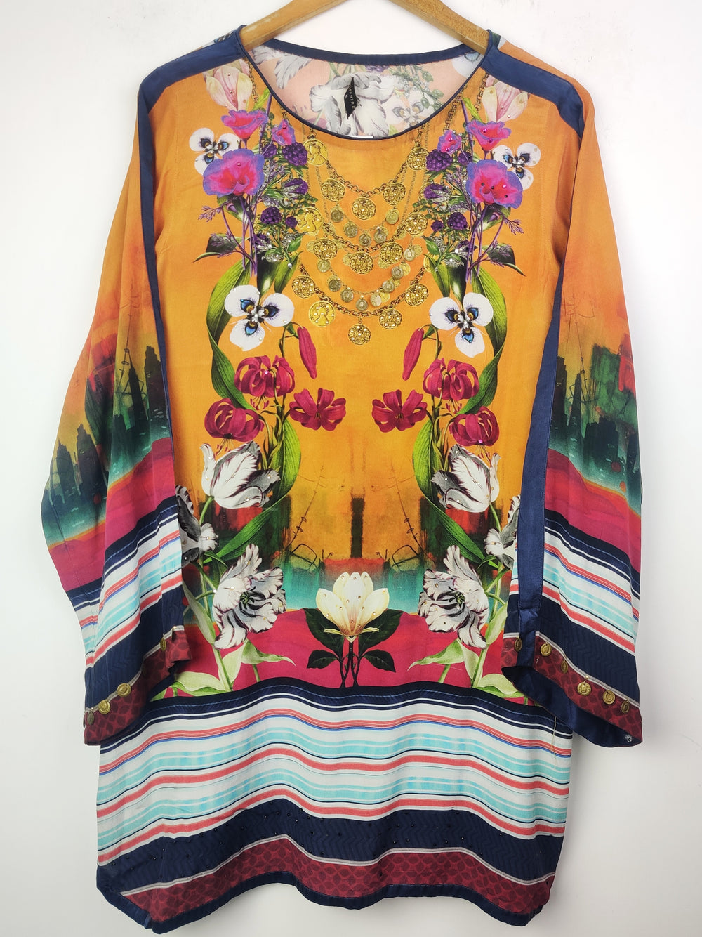 Buy online pre-used pre-loved 100% authentic & Original branded Sapphire (BK-1546) available in Pakistan. Top international brands avilable.