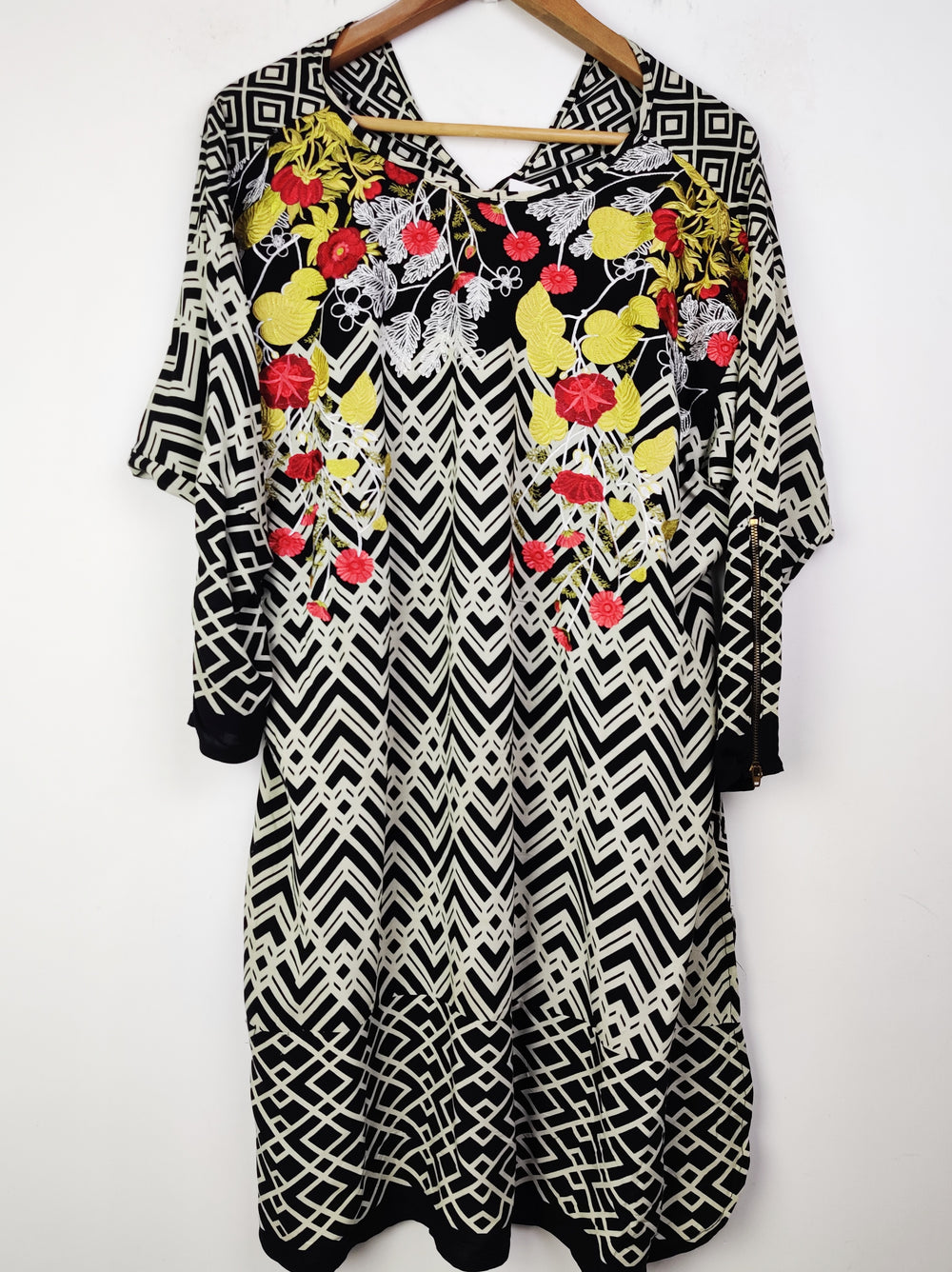 Buy online pre-used pre-loved 100% authentic & Original branded Unknown Brand (BK-1553) available in Pakistan. Top international brands avilable.