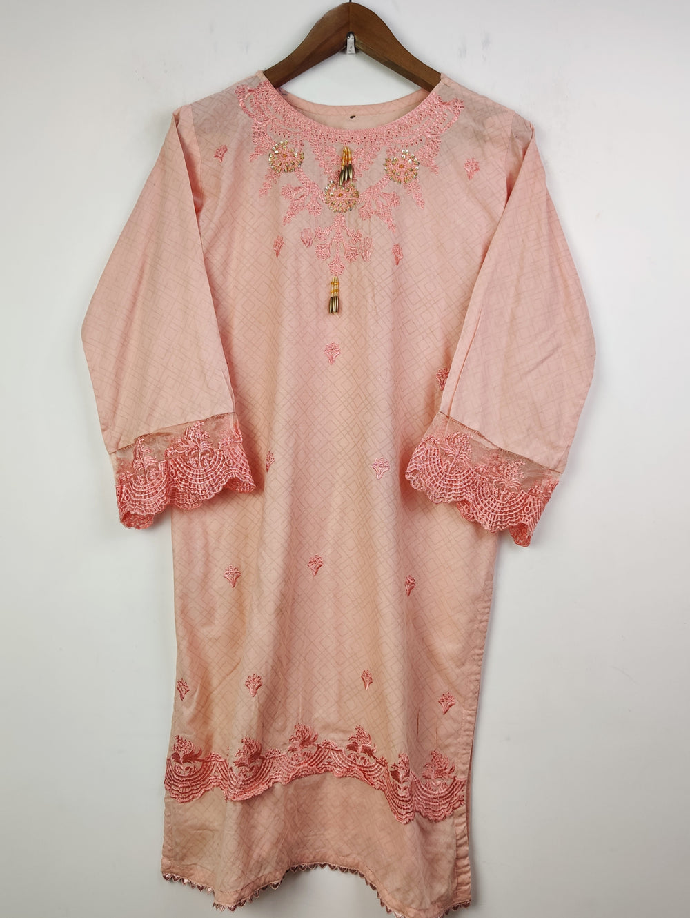 Buy online pre-used pre-loved 100% authentic & Original branded Unknown Brand (BK-1641) available in Pakistan. Top international brands avilable.