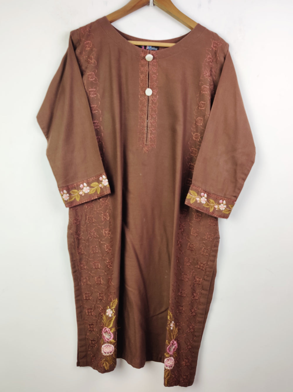 Buy online pre-used pre-loved 100% authentic & Original branded Jng Collection (BK-1642) available in Pakistan. Top international brands avilable.