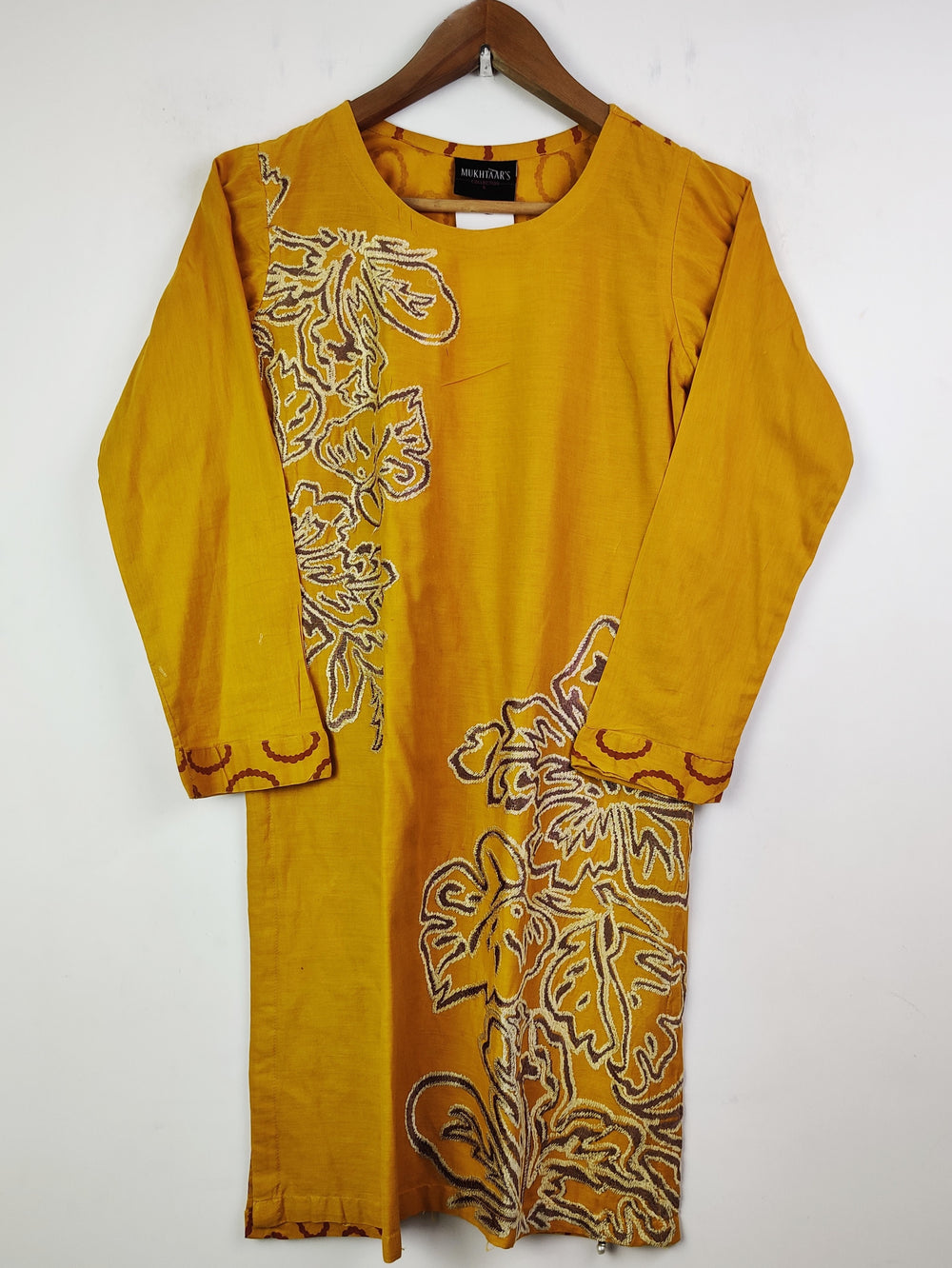 Buy online pre-used pre-loved 100% authentic & Original branded Mukhtaars (BK-1658) available in Pakistan. Top international brands avilable.