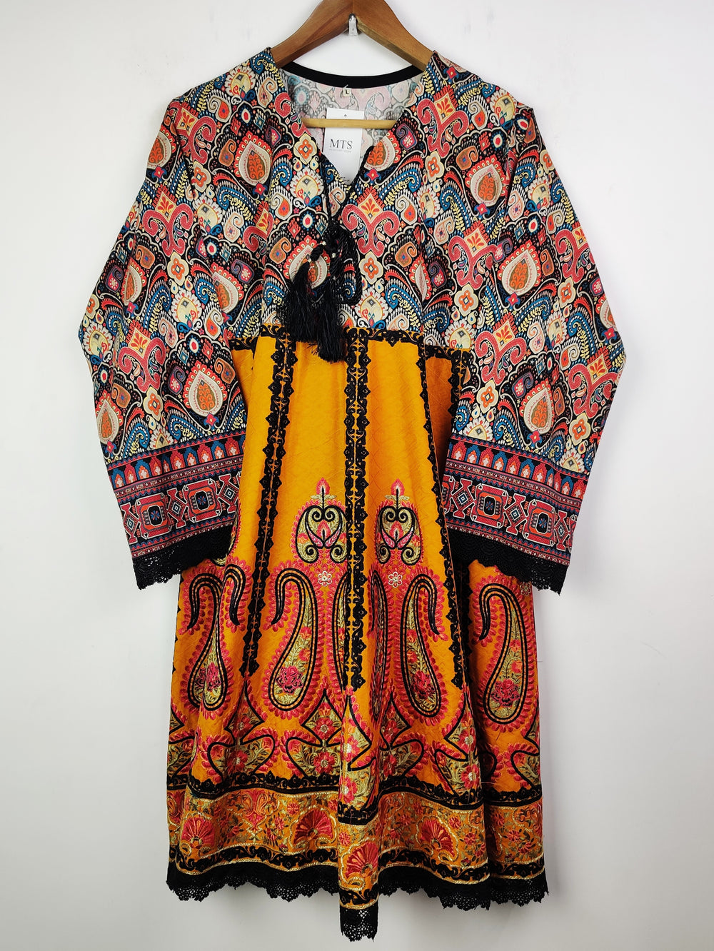 Buy online pre-used pre-loved 100% authentic & Original branded Unknown Brand (BK-1712) available in Pakistan. Top international brands avilable.