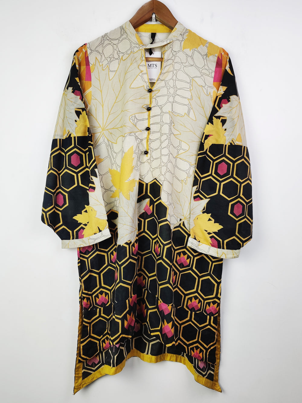 Buy online pre-used pre-loved 100% authentic & Original branded Warda (BK-1731) available in Pakistan. Top international brands avilable.