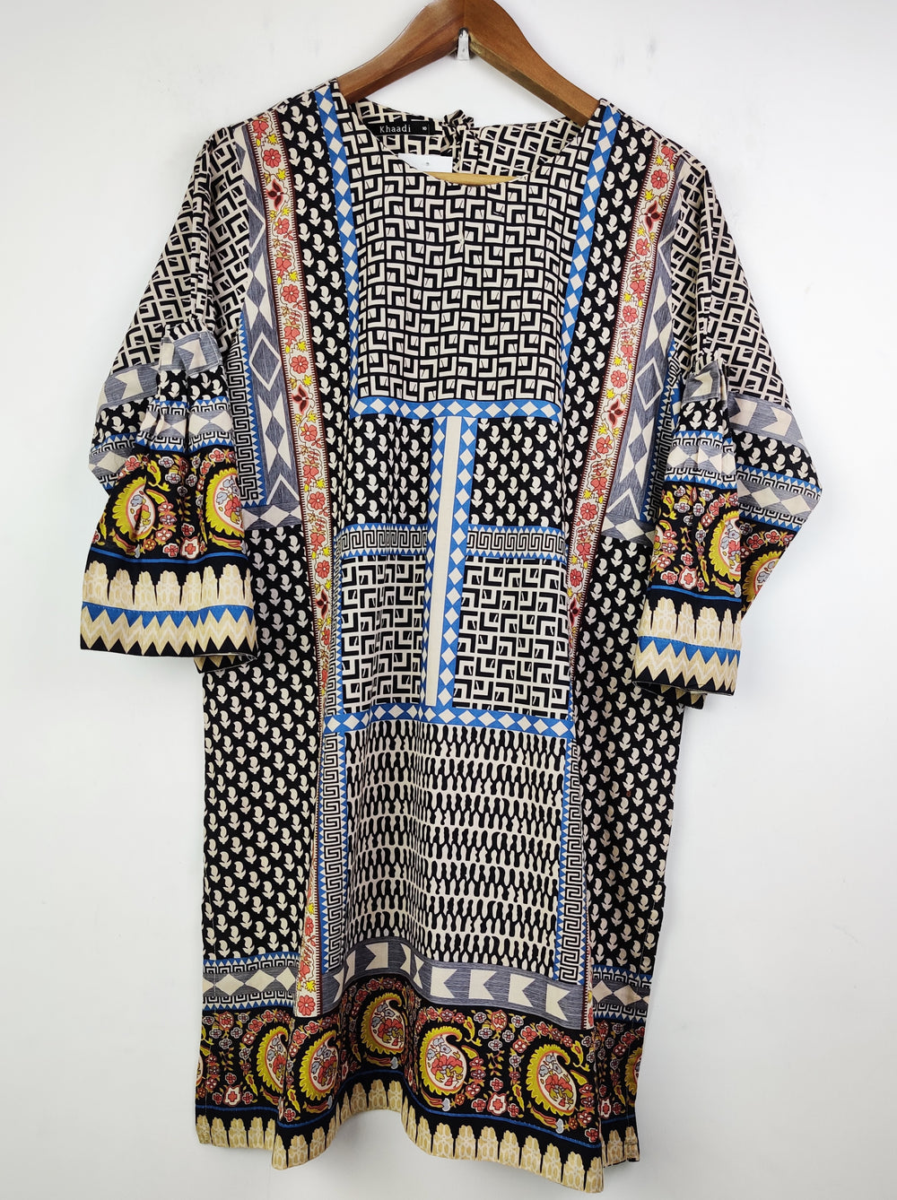 Buy online pre-used pre-loved 100% authentic & Original branded Khaadi (BK-1768) available in Pakistan. Top international brands avilable.