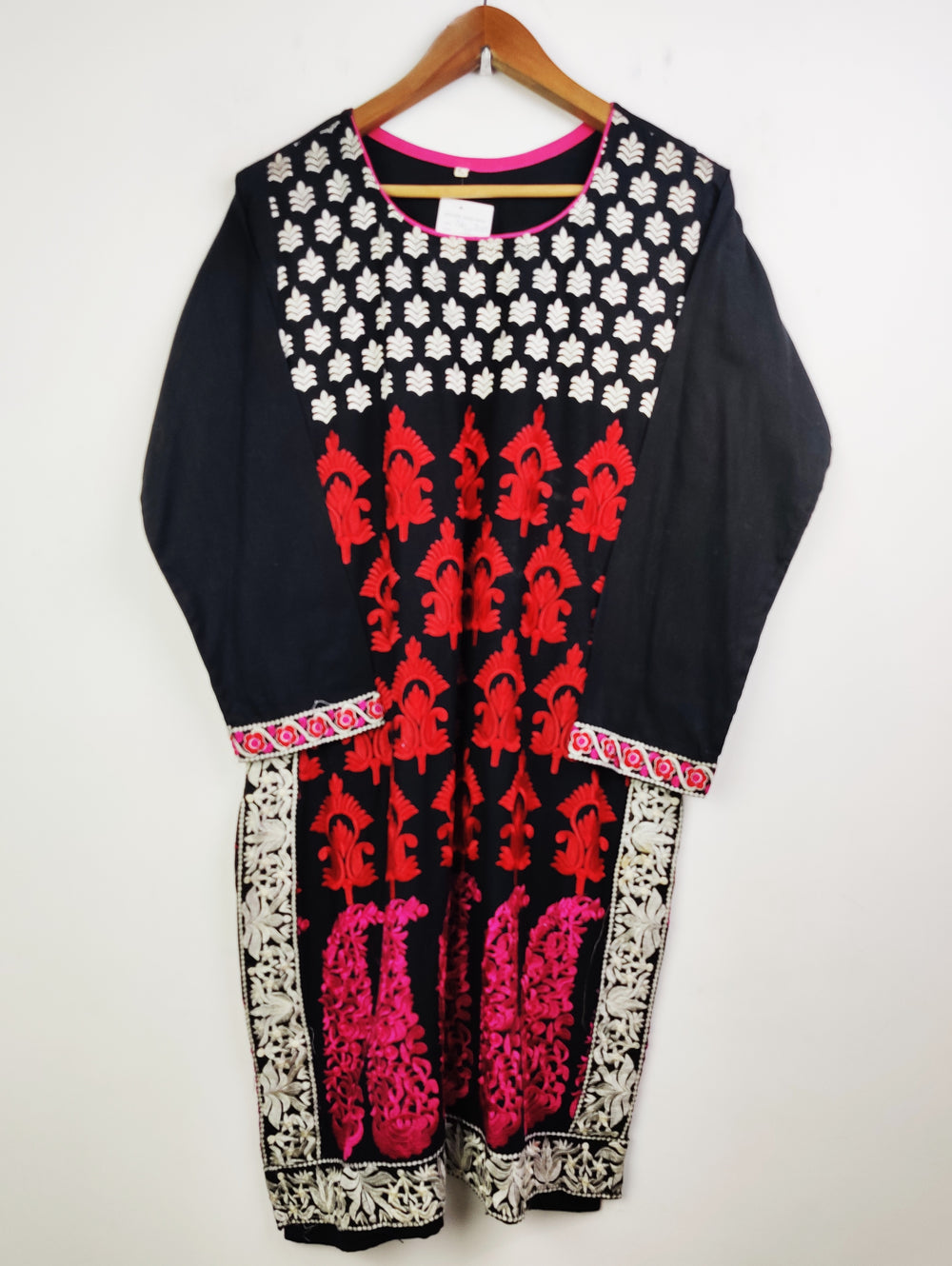 Buy online pre-used pre-loved 100% authentic & Original branded Unknown Brand (BK-1849) available in Pakistan. Top international brands avilable.