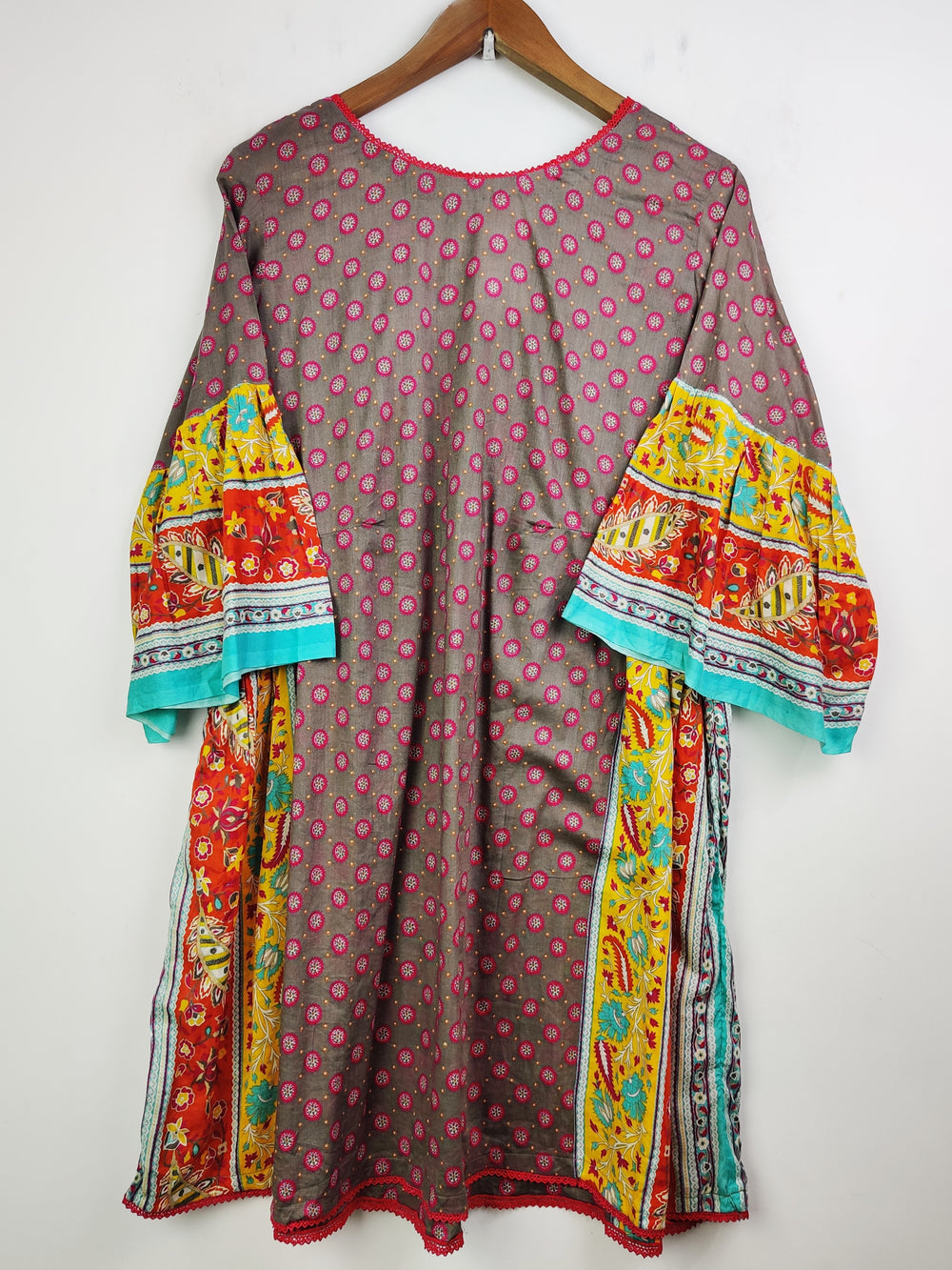 Buy online pre-used pre-loved 100% authentic & Original branded Unknown Brand (BK-1863) available in Pakistan. Top international brands avilable.