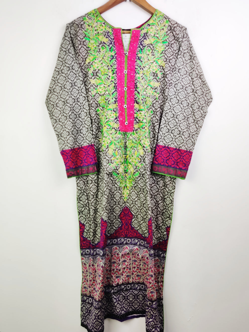 Buy online pre-used pre-loved 100% authentic & Original branded J. (BK-1924) available in Pakistan. Top international brands avilable.