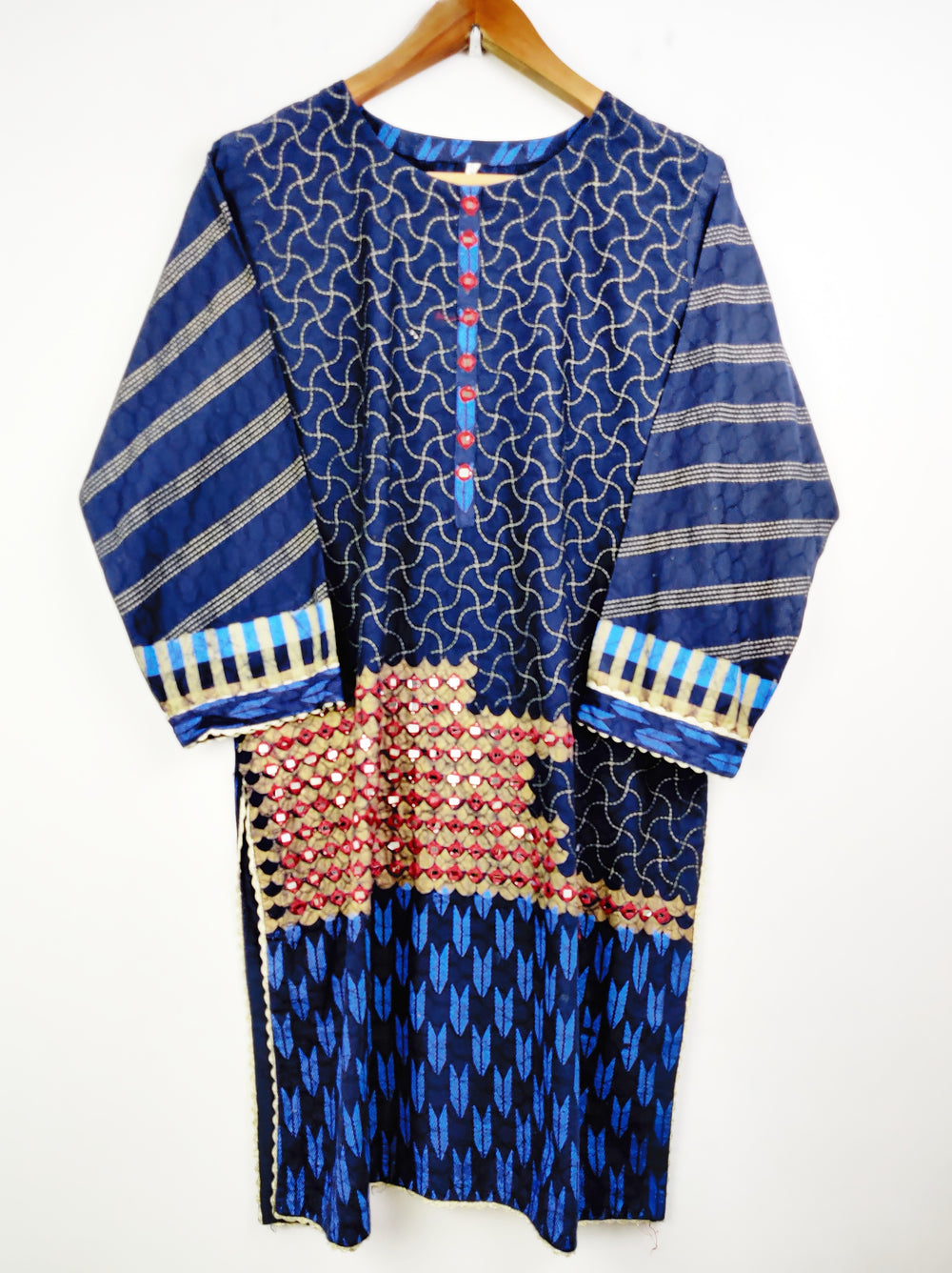 Buy online pre-used pre-loved 100% authentic & Original branded Unknown Brand (BK-1949) available in Pakistan. Top international brands avilable.