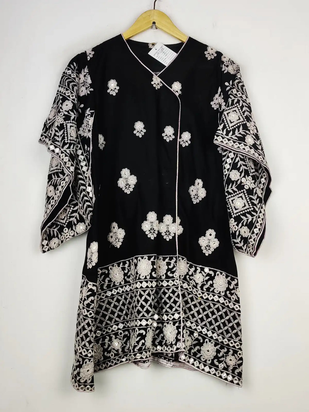 Buy online pre-used pre-loved 100% authentic & Original branded Unknown Brand (BK-2088) available in Pakistan. Top international brands avilable.