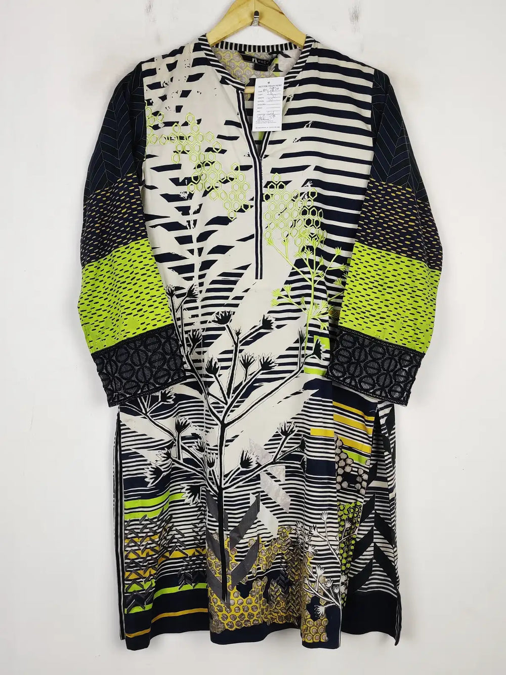 Buy online pre-used pre-loved 100% authentic & Original branded Nishat Lawn (BK-2820) available in Pakistan. Top international brands avilable.