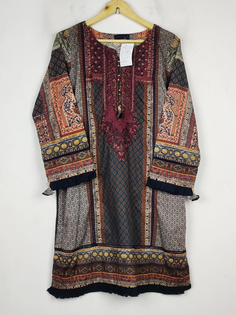 Buy online pre-used pre-loved 100% authentic & Original branded Sadabahar (BK-4098) available in Pakistan. Top international brands avilable.