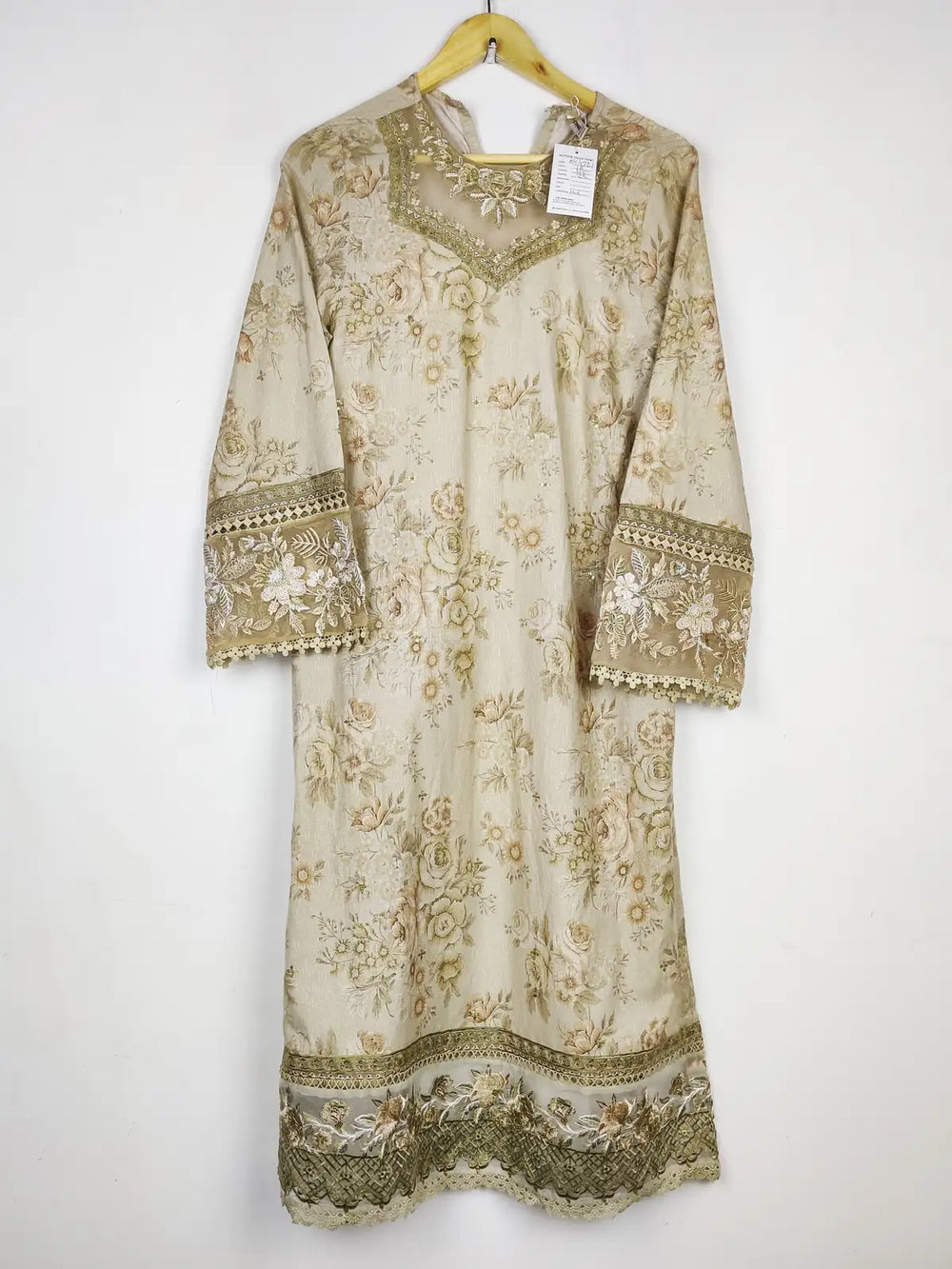 Buy online pre-used pre-loved 100% authentic & Original branded Ethnic (BK-4721) available in Pakistan. Top international brands avilable.