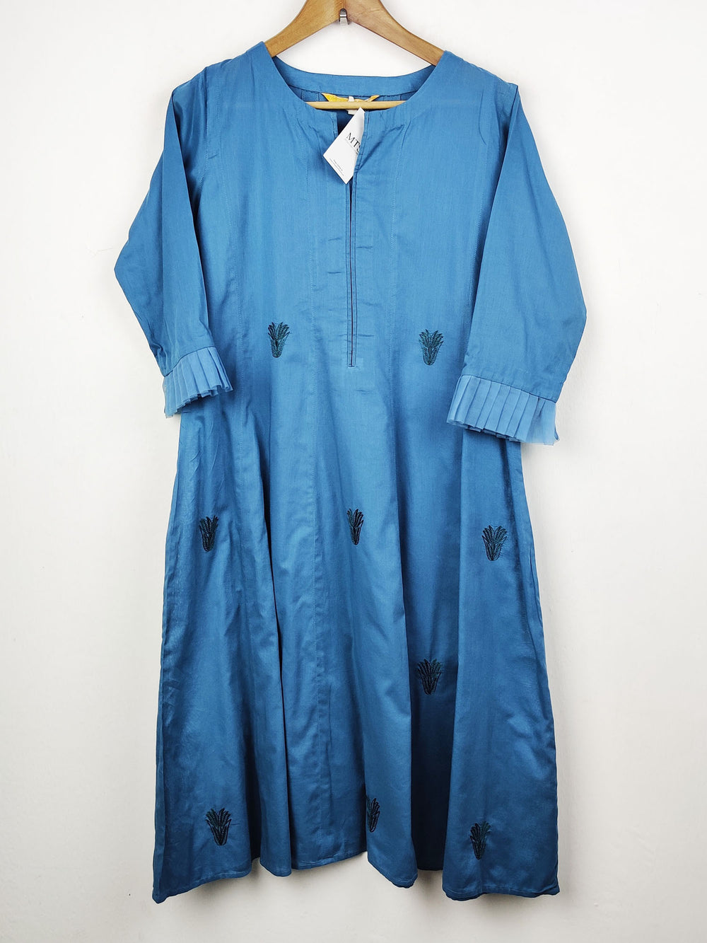 Buy online pre-used pre-loved 100% authentic & Original branded Nishat Linen (BK-506) available in Pakistan. Top international brands avilable.