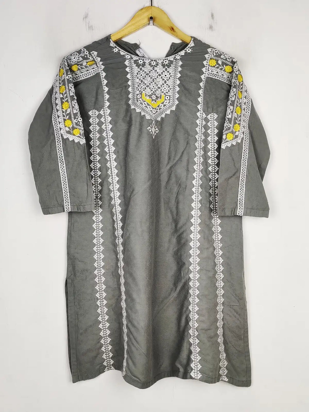 Buy online pre-used pre-loved 100% authentic & Original branded Kilkariyan (BK-5121) available in Pakistan. Top international brands avilable.