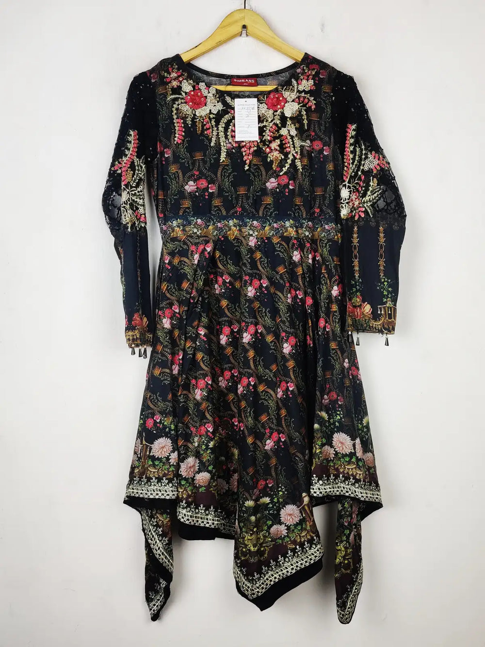Buy online pre-used pre-loved 100% authentic & Original branded Simrans (BK-5548) available in Pakistan. Top international brands avilable.