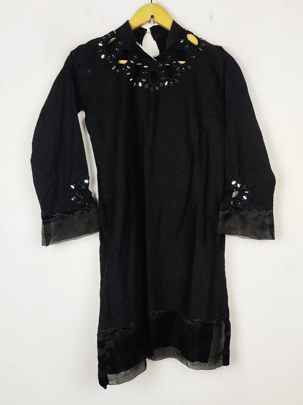 Buy online pre-used pre-loved 100% authentic & Original branded Unknown Brand (BK-5609) available in Pakistan. Top international brands avilable.