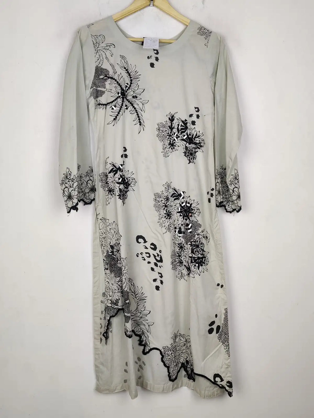 Buy online pre-used pre-loved 100% authentic & Original branded Heera'S (BK-5618) available in Pakistan. Top international brands avilable.