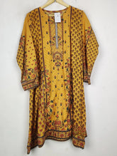 Buy online pre-used pre-loved 100% authentic & Original branded Unknown Brand (BK-5693) available in Pakistan. Top international brands avilable.