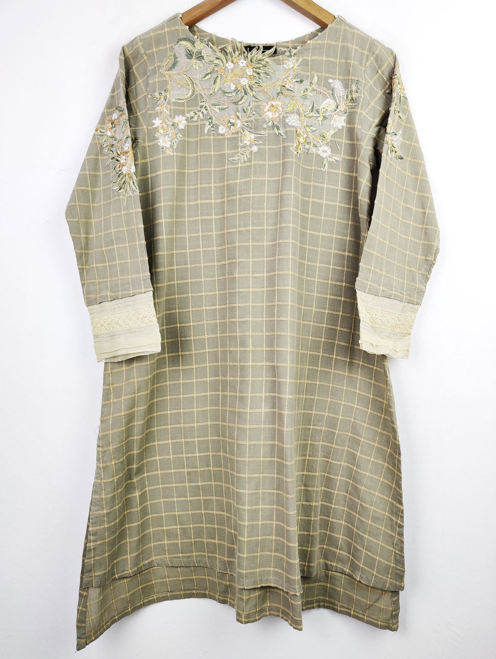 Buy online pre-used pre-loved 100% authentic & Original branded J. (BK-579) available in Pakistan. Top international brands avilable.