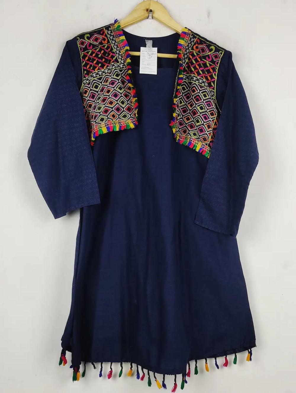 Buy online pre-used pre-loved 100% authentic & Original branded Unknown Brand (BK-5806) available in Pakistan. Top international brands avilable.