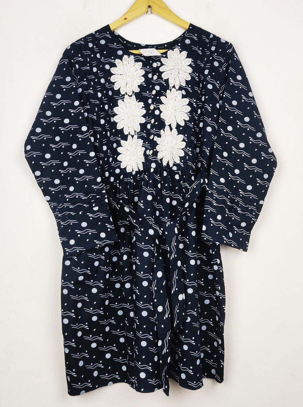Buy online pre-used pre-loved 100% authentic & Original branded Unknown Brand (BK-6538) available in Pakistan. Top international brands avilable.