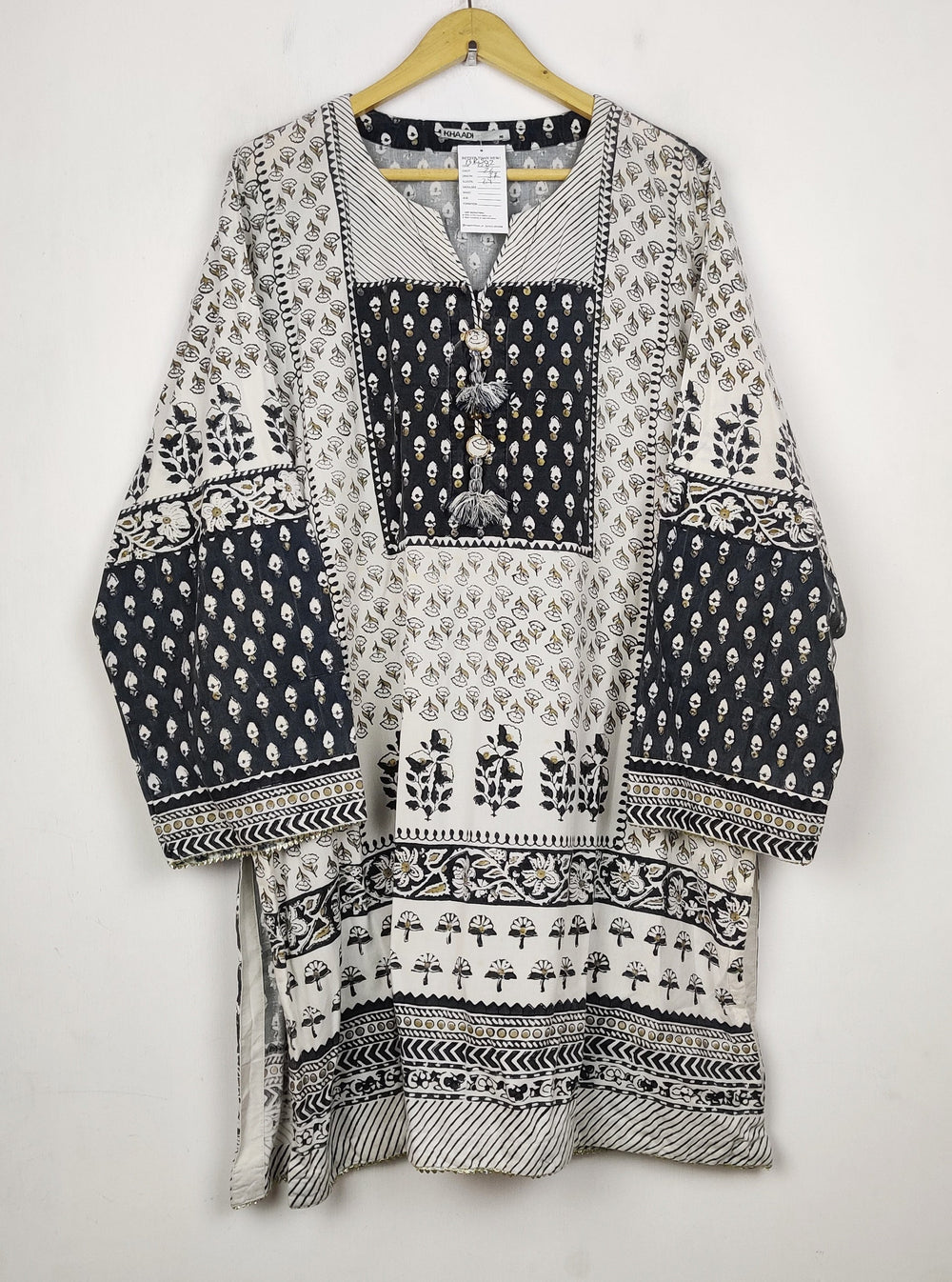 Buy online pre-used pre-loved 100% authentic & Original branded Khaadi (BK-6582) available in Pakistan. Top international brands avilable.