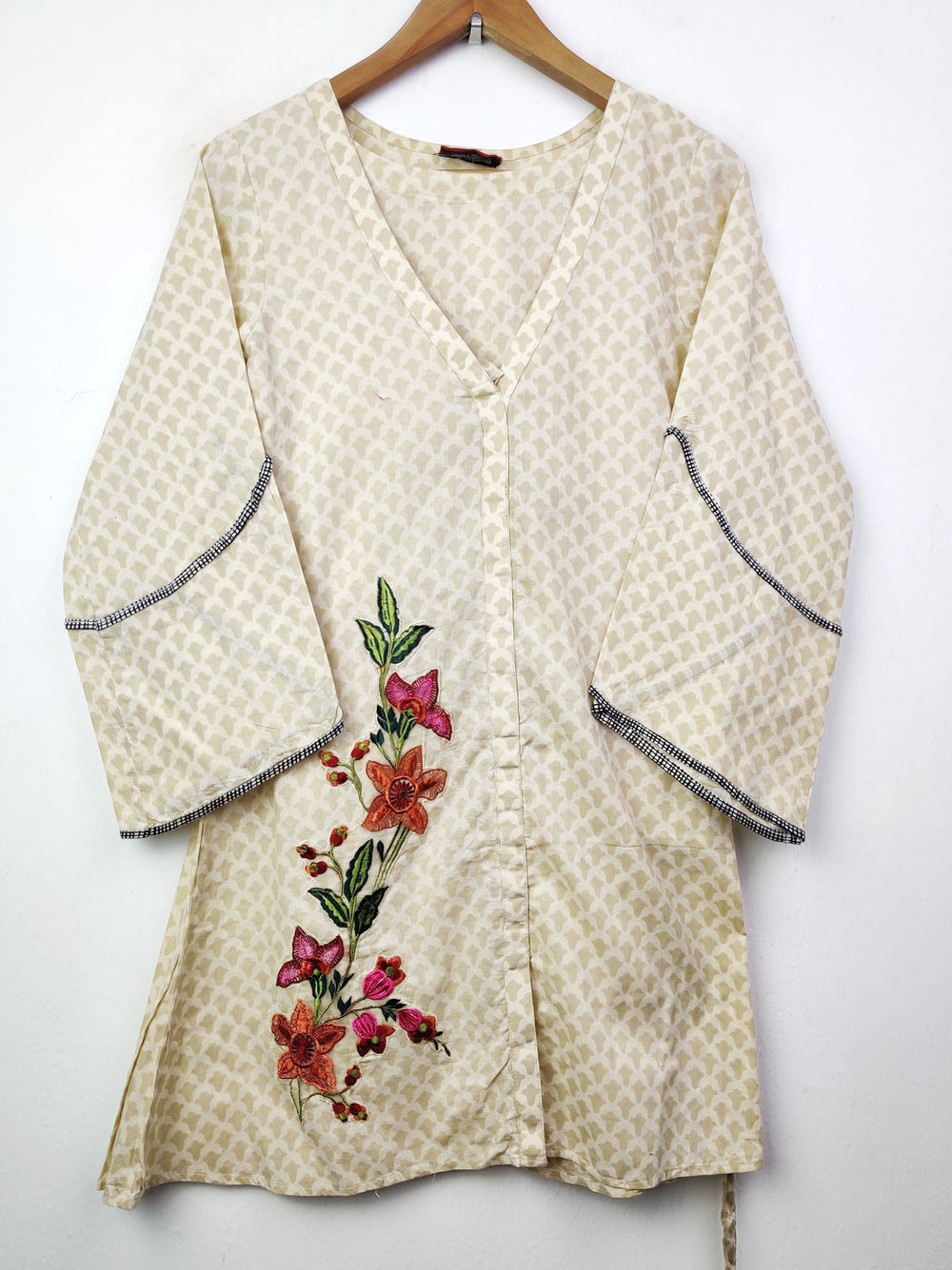 Buy online pre-used pre-loved 100% authentic & Original branded Simrans (BK-663) available in Pakistan. Top international brands avilable.