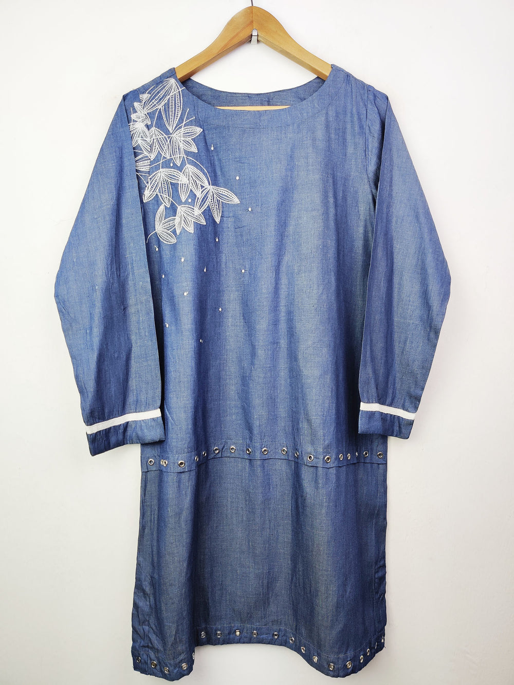 Buy online pre-used pre-loved 100% authentic & Original branded Mak (BK-669) available in Pakistan. Top international brands avilable.