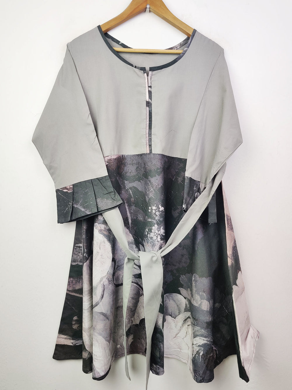 Buy online pre-used pre-loved 100% authentic & Original branded Unknown Brand (BK-677) available in Pakistan. Top international brands avilable.