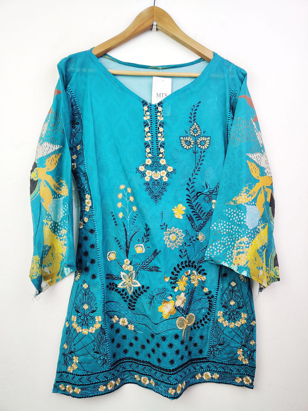 Buy online pre-used pre-loved 100% authentic & Original branded Unknown Brand (BK-679) available in Pakistan. Top international brands avilable.