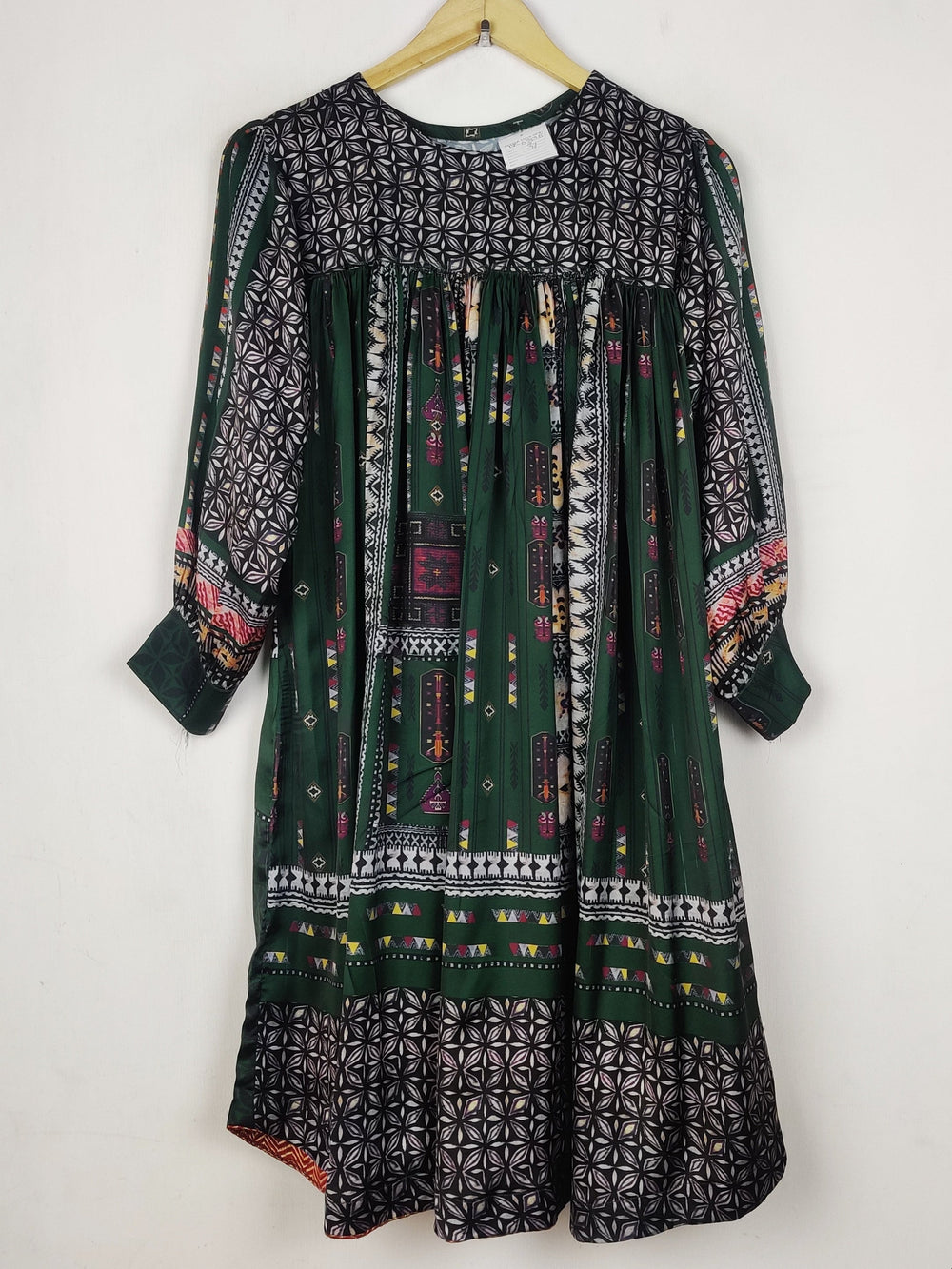 Buy online pre-used pre-loved 100% authentic & Original branded Unknown Brand (BK-6838) available in Pakistan. Top international brands avilable.
