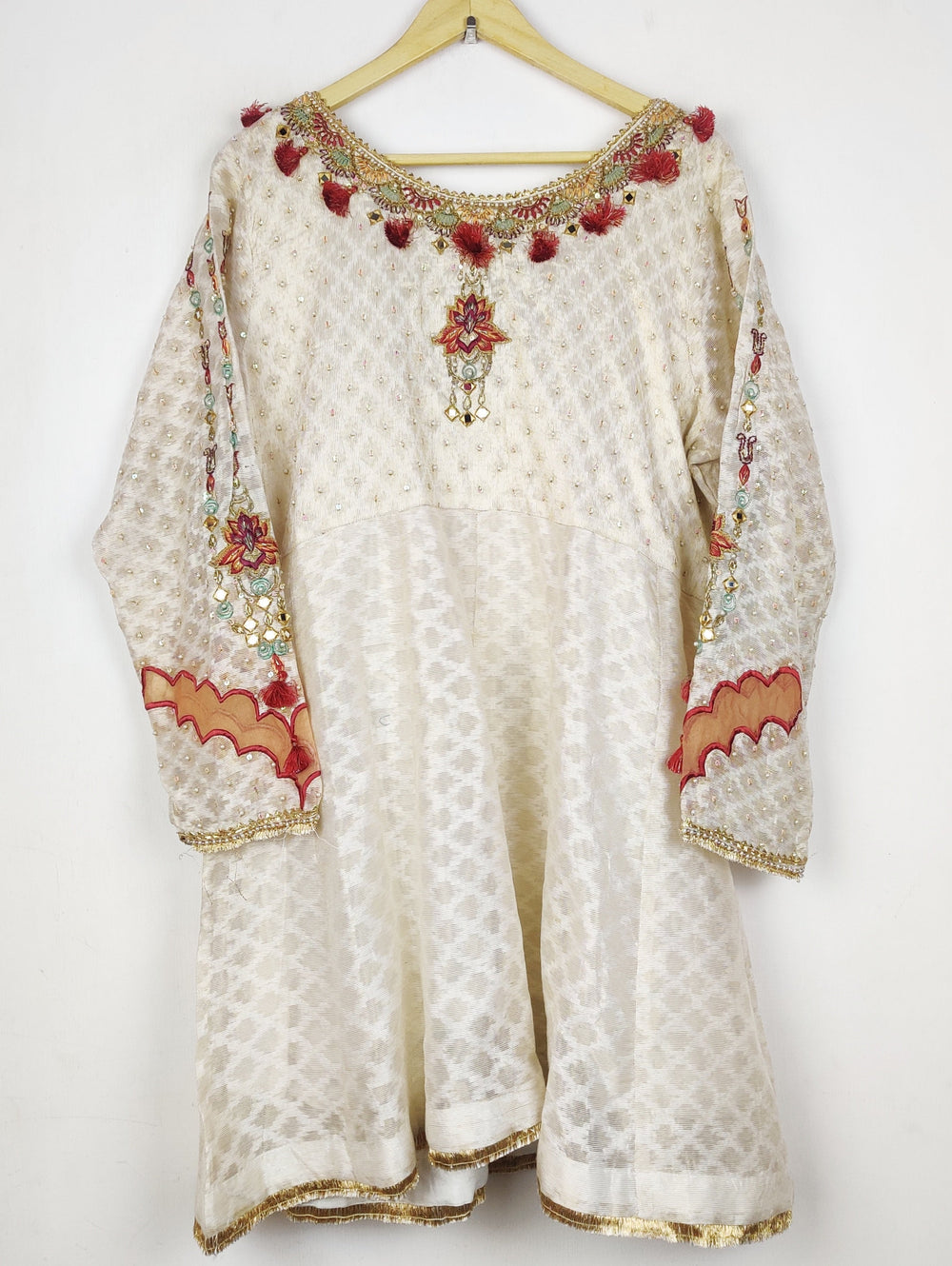 Buy online pre-used pre-loved 100% authentic & Original branded Zaavia (BK-6839) available in Pakistan. Top international brands avilable.