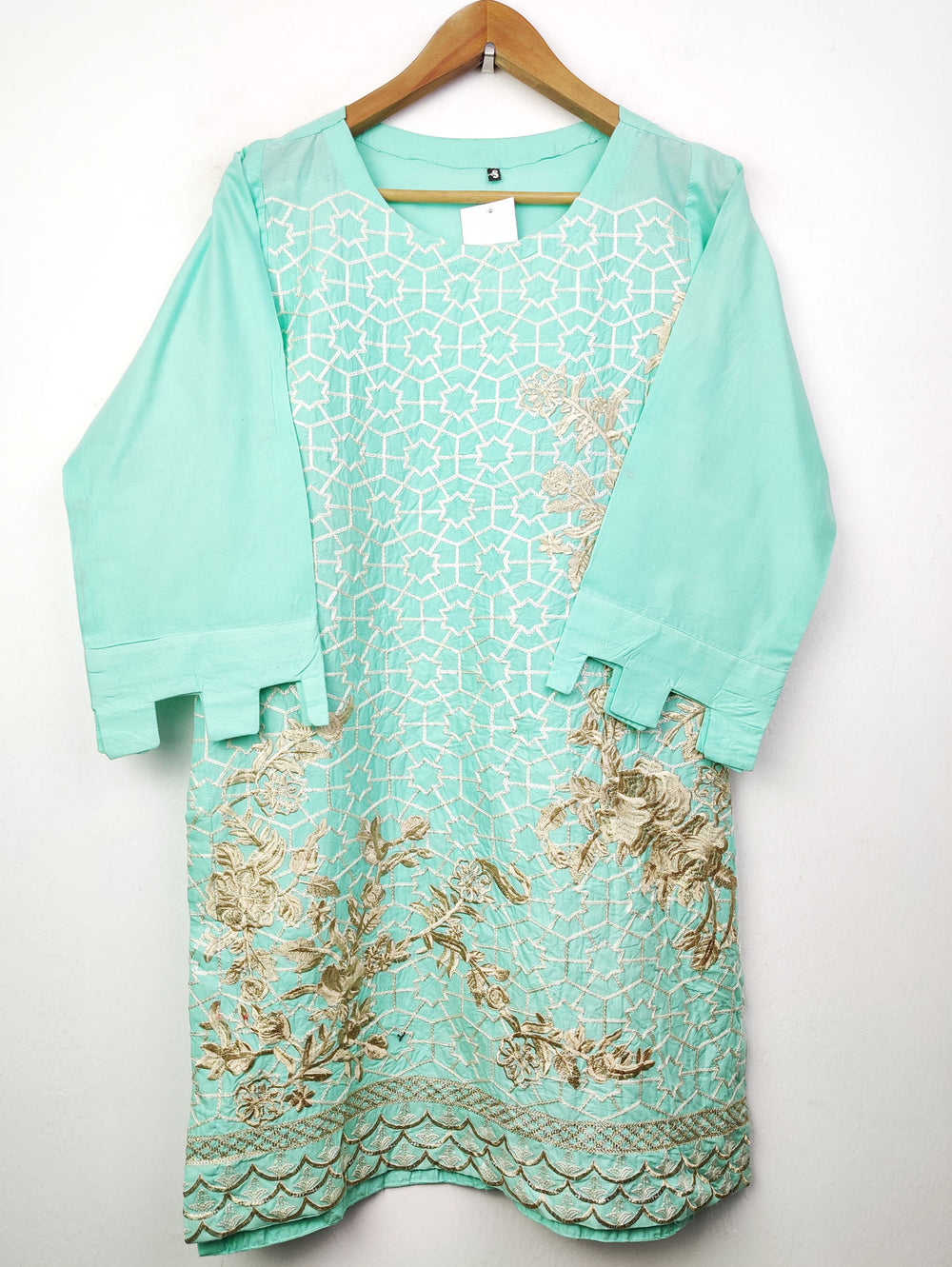 Buy online pre-used pre-loved 100% authentic & Original branded Unknown Brand (BK-689) available in Pakistan. Top international brands avilable.