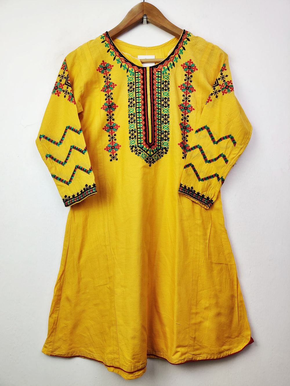 Buy online pre-used pre-loved 100% authentic & Original branded Unknown Brand (BK-709) available in Pakistan. Top international brands avilable.